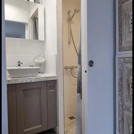 Belle Privee Avec Douche Et Toilette Independantes Dans Magnifique * アンデルノ・レ・バン